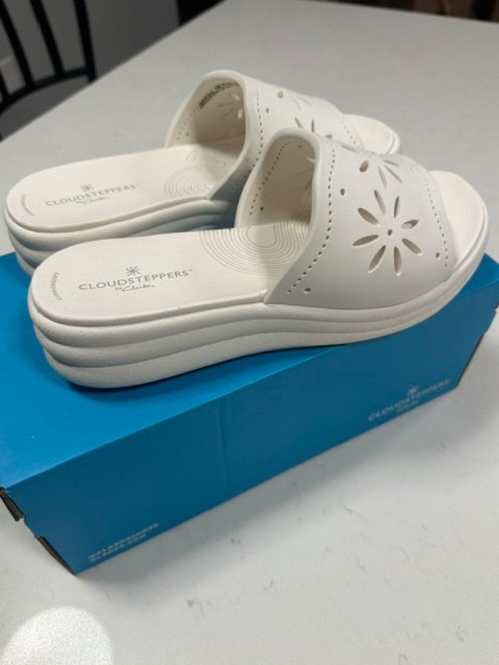 NIB Clarks Cloudsteppers Drift Floral Sandals White Size 8M - Picture 4 of 6